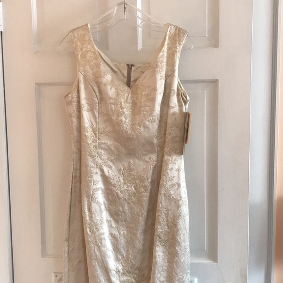 🆕 NWT Elegant Ivory Gown with Gold Metallic thread (Formal or Wedding Dress) - Picture 2 of 11